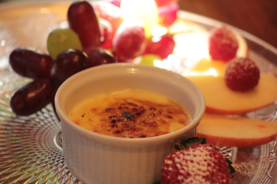 Creme Brulée mit Dancing Mocca - Essig und frischen Erdbeeren